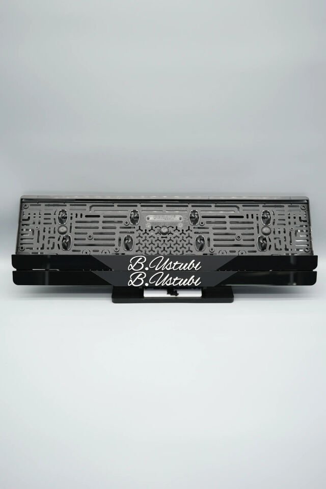 EL YAZI FONTLU ORTASI MAT SİYAH PARÇALI KİŞİYE ÖZEL İSİMLİ PLEKSİ ARABA PLAKALIĞI