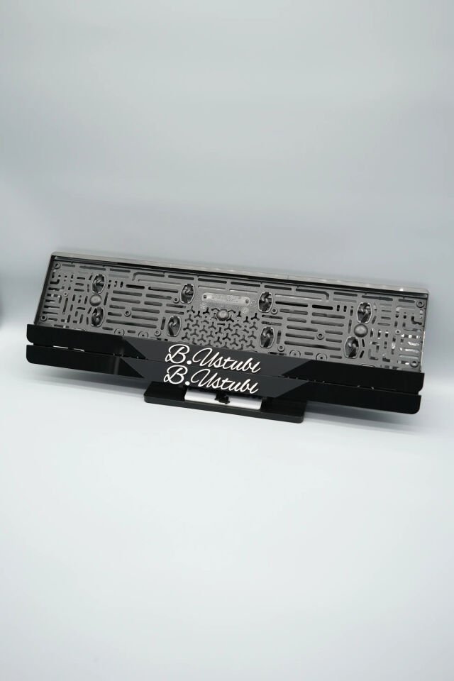 EL YAZI FONTLU ORTASI MAT SİYAH PARÇALI KİŞİYE ÖZEL İSİMLİ PLEKSİ ARABA PLAKALIĞI