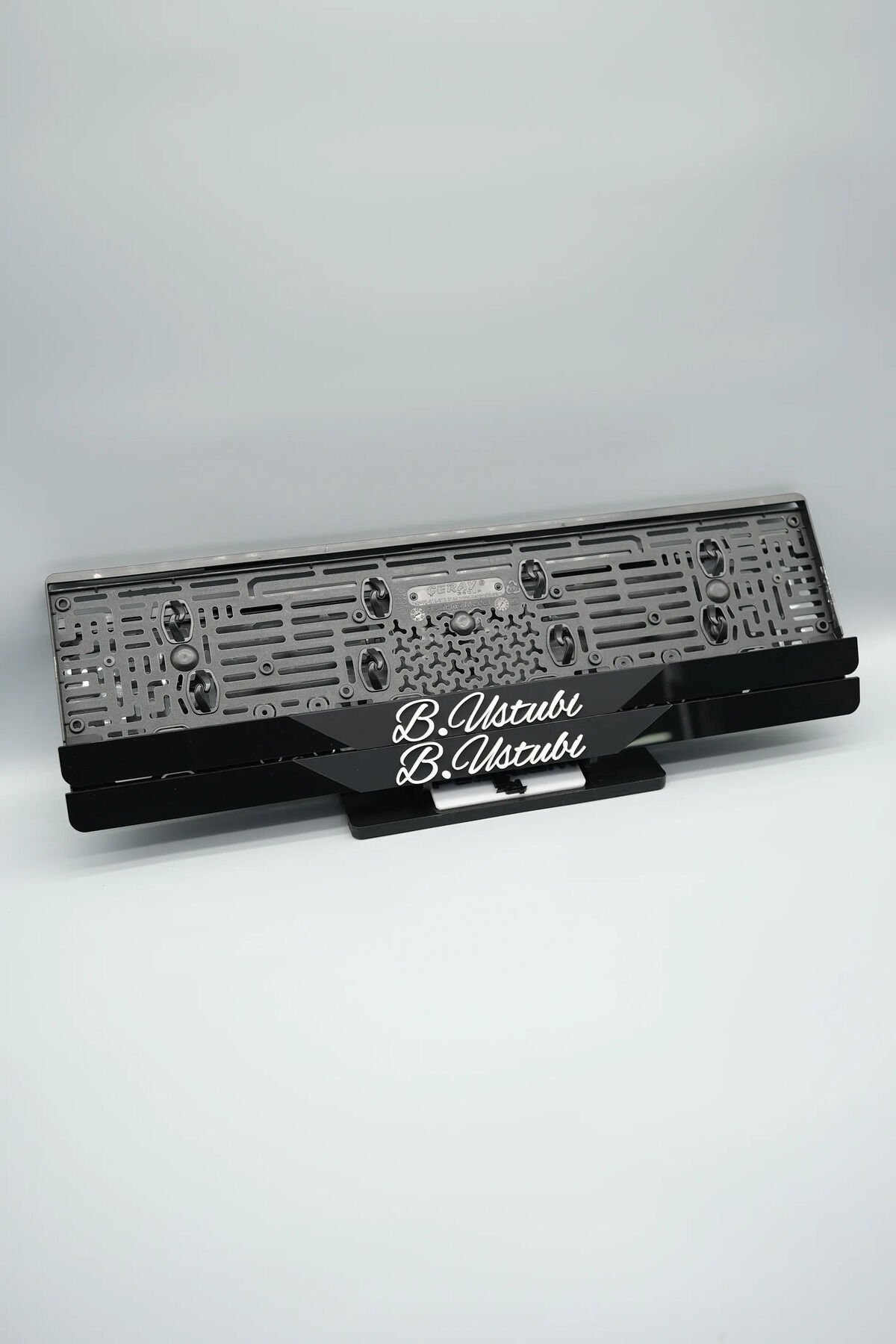 EL YAZI FONTLU ORTASI MAT SİYAH PARÇALI KİŞİYE ÖZEL İSİMLİ PLEKSİ ARABA PLAKALIĞI