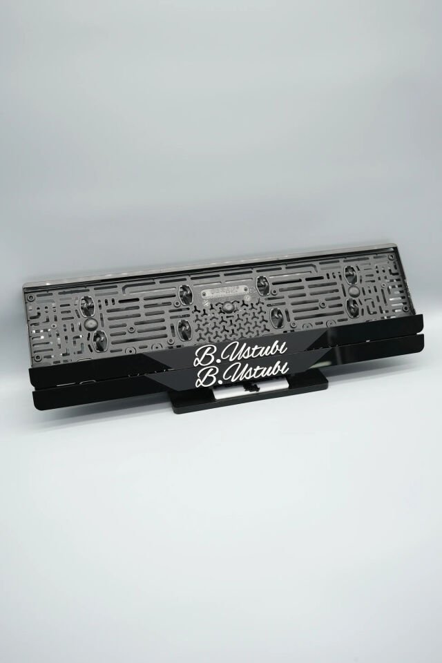 EL YAZI FONTLU ORTASI MAT SİYAH PARÇALI KİŞİYE ÖZEL İSİMLİ PLEKSİ ARABA PLAKALIĞI