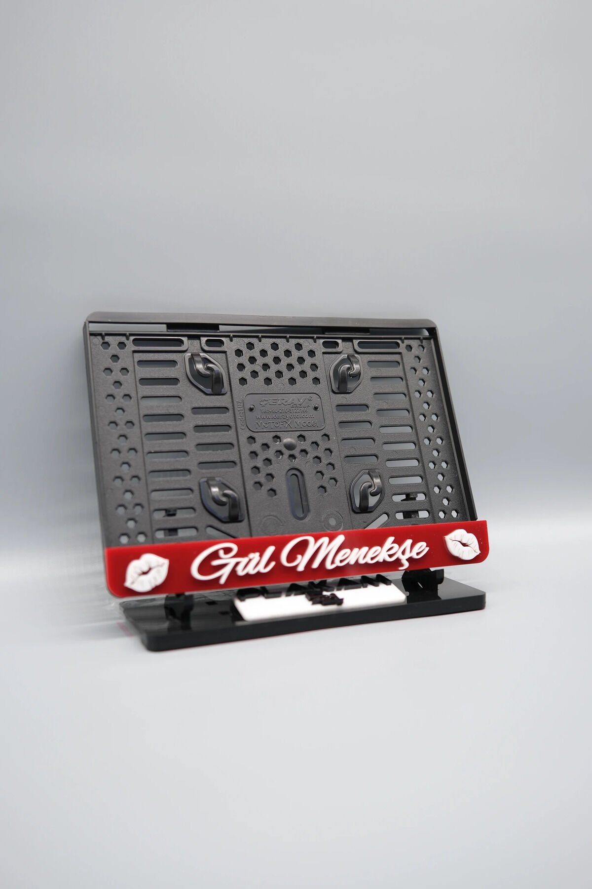 EL YAZI FONTLU DUDAK EMOJİLİ KIRMIZI BEYAZ KİŞİYE ÖZEL İSİMLİ PLEKSİ MOTOR PLAKALIĞI