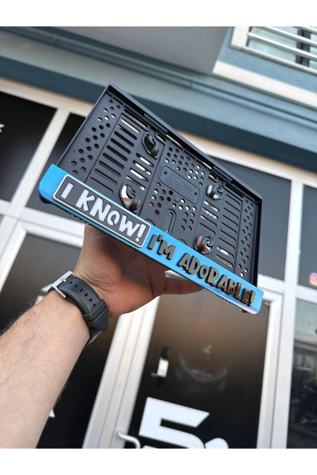 I KNOW! I'M ADORABLE 3D KABARTMALI MAVİ PLEKSİ MOTOR PLAKALIĞI