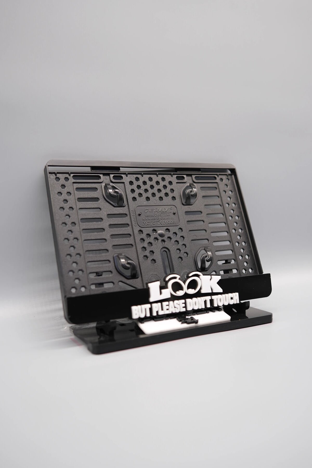 LOOK PLEASE DONT TOUCH 3D KABARTMALI BEYAZ PLEKSİ MOTOR PLAKALIĞI