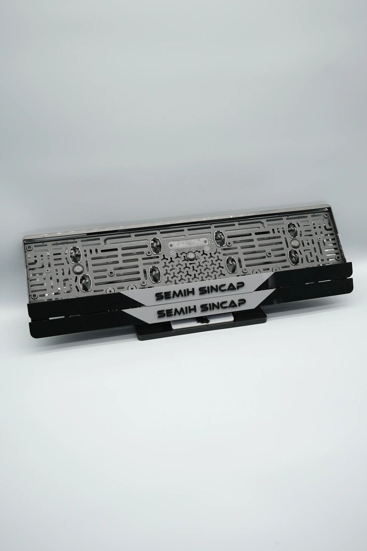 ORTASI GRİ PARÇALI KİŞİYE ÖZEL İSİMLİ PLEKSİ ARABA PLAKALIĞI