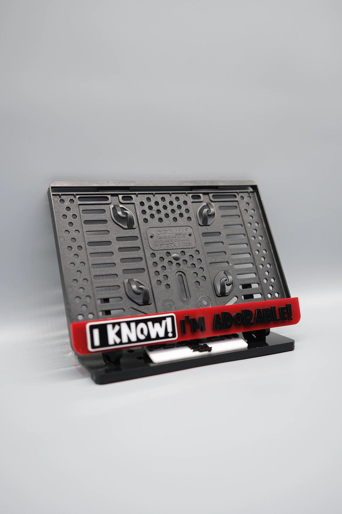 I KNOW! I'M ADORABLE 3D KABARTMALI KIRIMIZI PLEKSİ MOTOR PLAKALIĞI