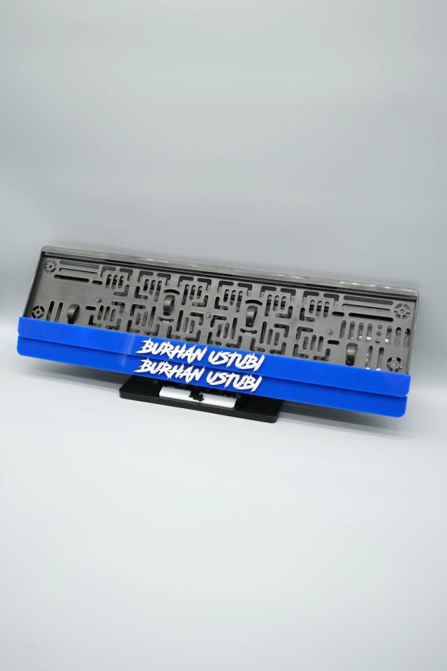 DÜZ AGRESİF FONTLU LACİVERT KİŞİYE ÖZEL İSİMLİ PLEKSİ ARABA PLAKALIĞI