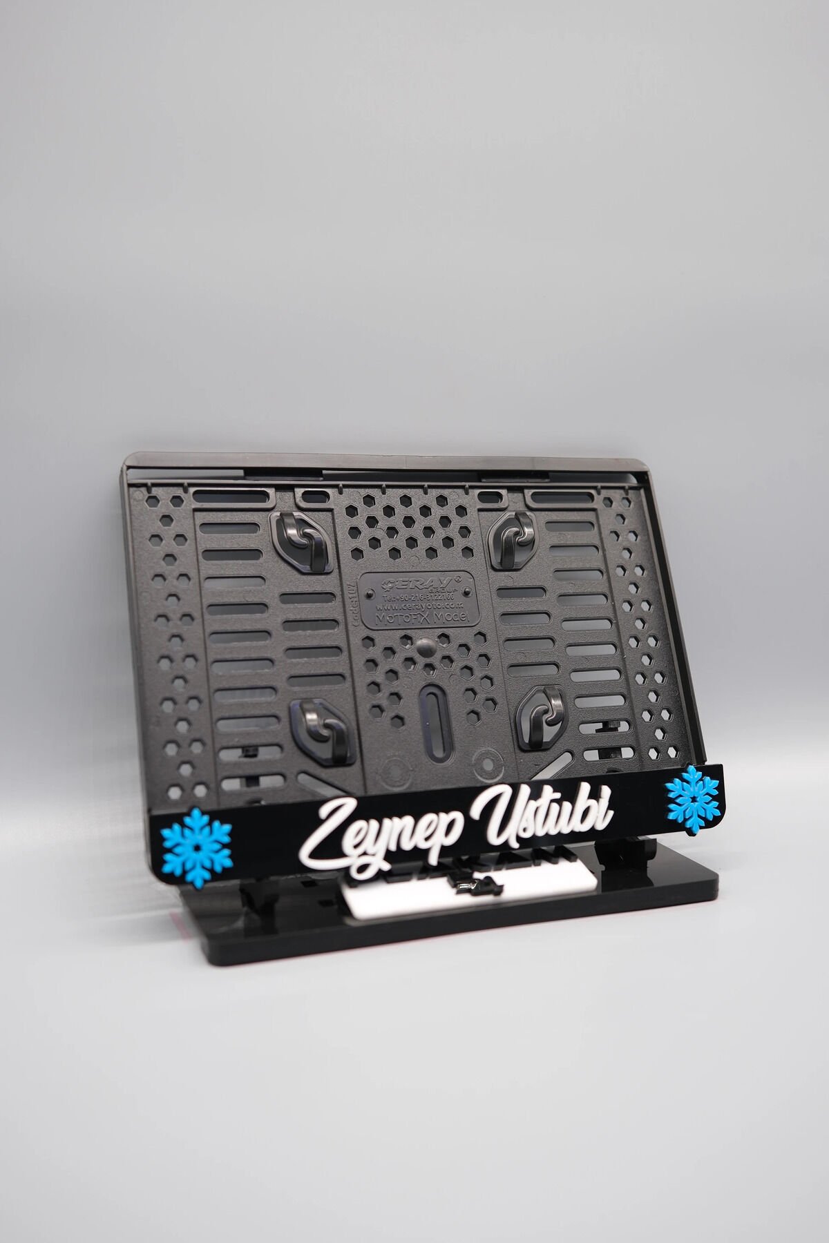 EL YAZI FONTLU KAR TANELİ SİYAH BEYAZ KİŞİYE ÖZEL İSİMLİ PLEKSİ MOTOR PLAKALIĞI