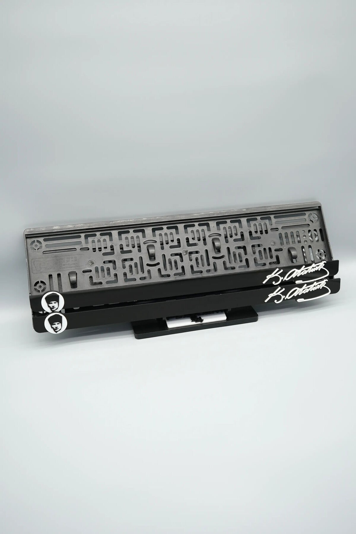 K.ATATÜRK POTRE VE İMZA BENZER 3D KABARTMALI PLEKSİ ARABA PLAKALIĞI