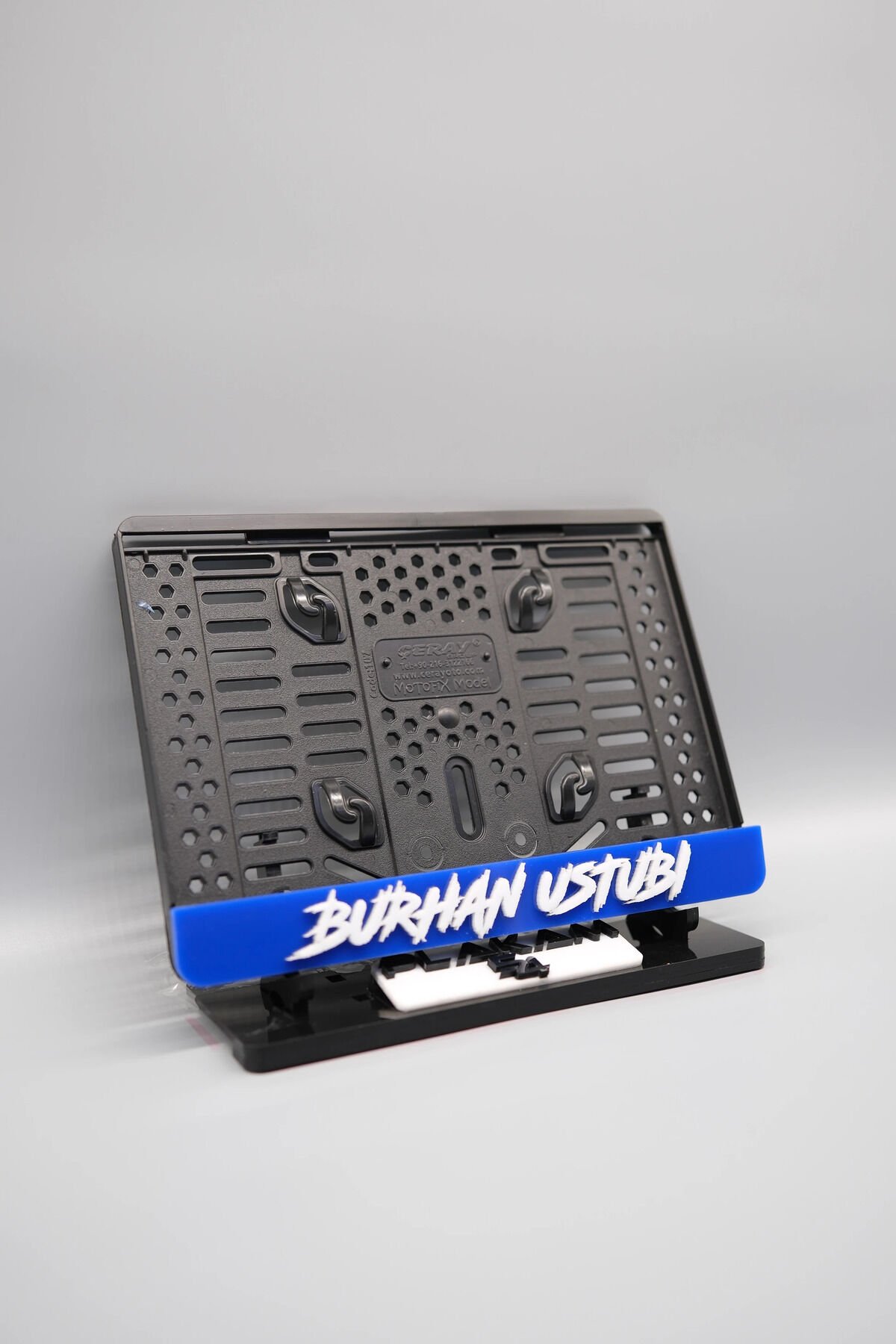 DÜZ AGRESİF FONTLU LACİVERT KİŞİYE ÖZEL İSİMLİ PLEKSİ MOTOR PLAKALIĞI