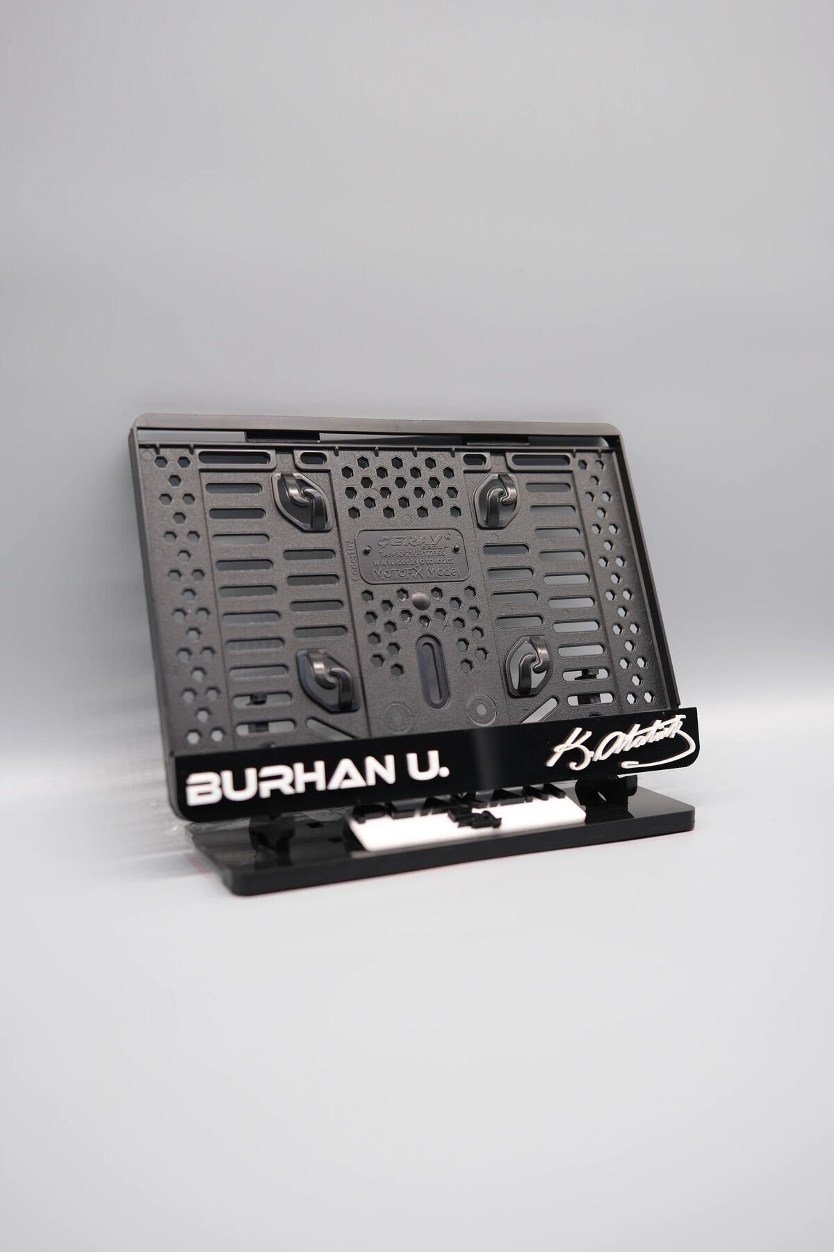 K.A. BENZERİ İMZA FONTLU KİŞİYE ÖZEL İSİMLİ PLEKSİ MOTOR PLAKALIĞI