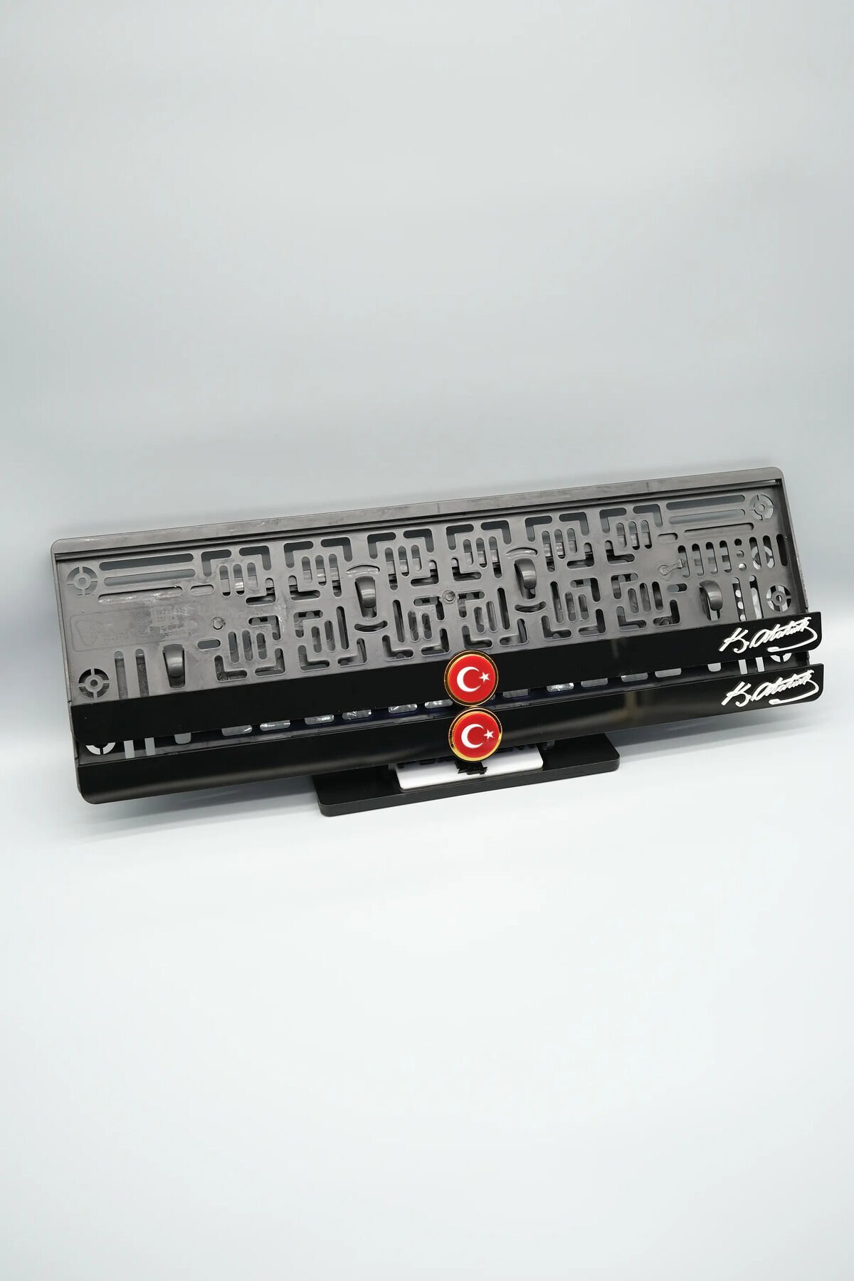 ALTIN TÜRKİYE BAYRAĞI VE K. ATATÜRK İMZA BENZER 3D KABARTMALI PLEKSİ ARABA PLAKALIĞI