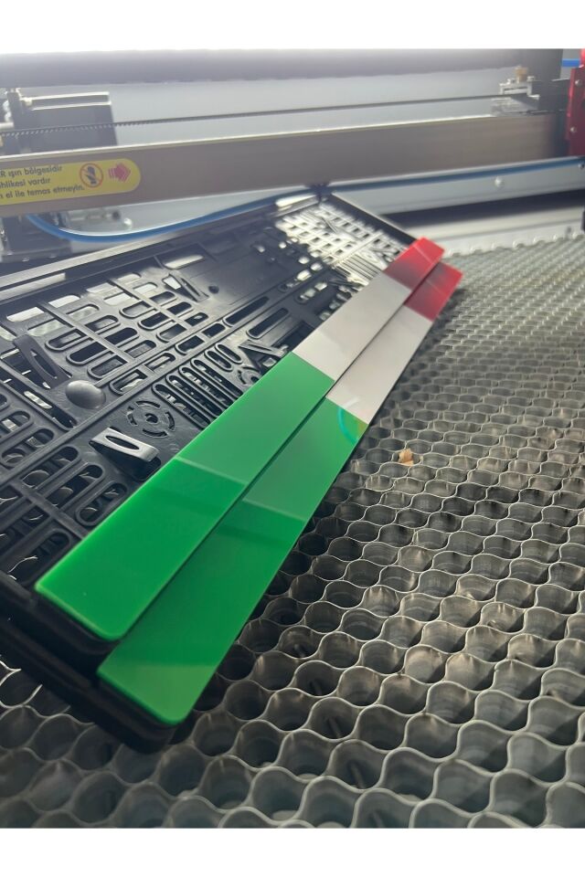 LAZER KESİM İTALYA TASARIM 2 ADET LÜKS PİANOBLACK OTO PLAKALIK