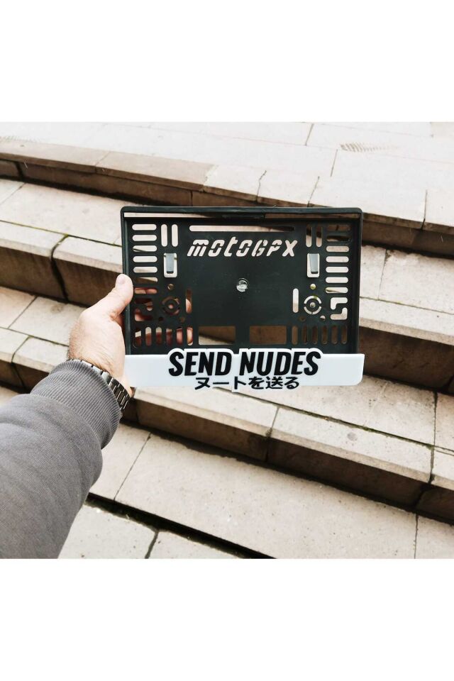 Motorsiklet Plakalık SEND NUDES Lazer Kesim Pleksi | Isimli Plakalık | Kişiye Özel Plakalık |