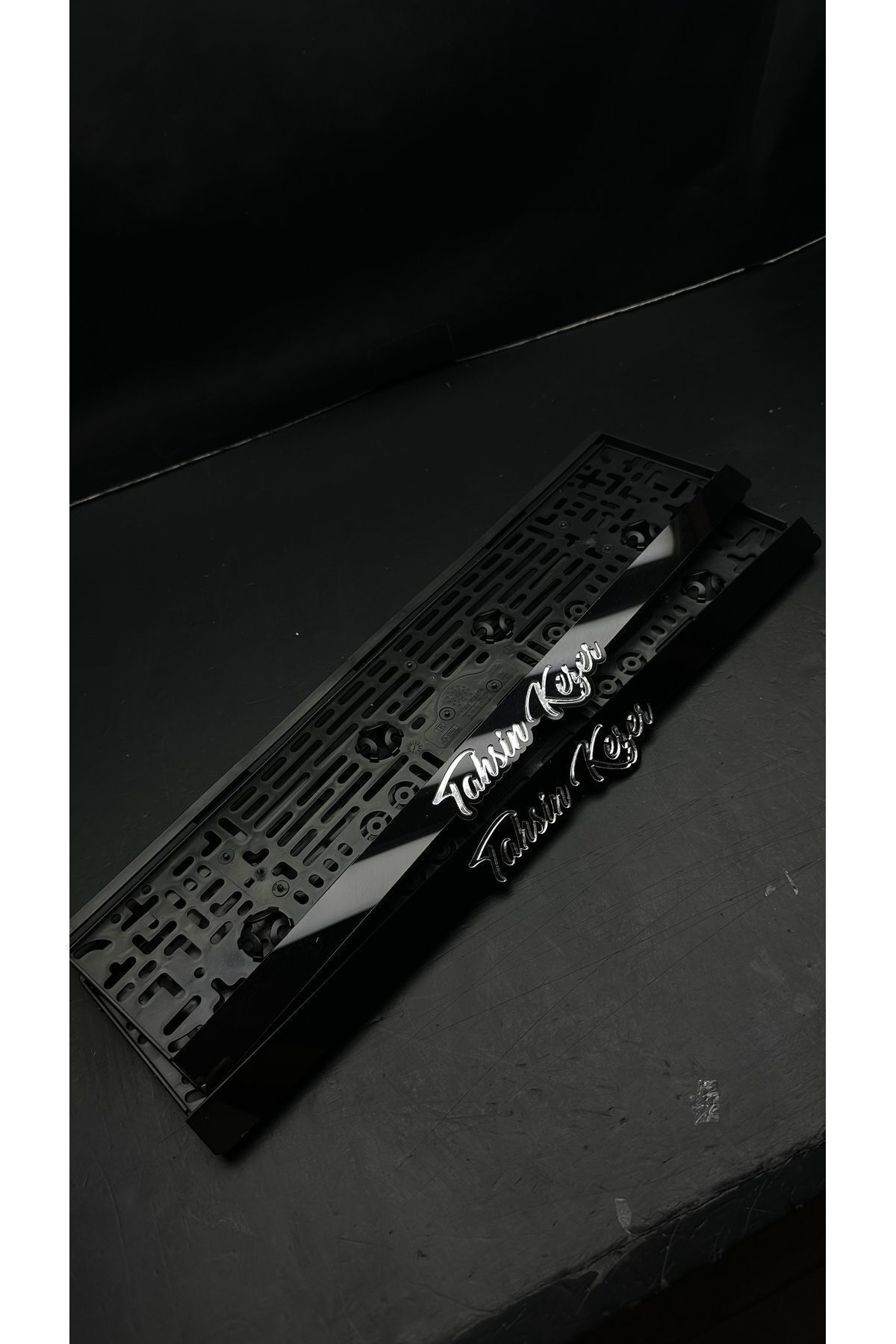 4D ULTRA PARLAK Uyumlu ÖZEL TASARIM TAKMATİK PLEKSİ PLAKALIK