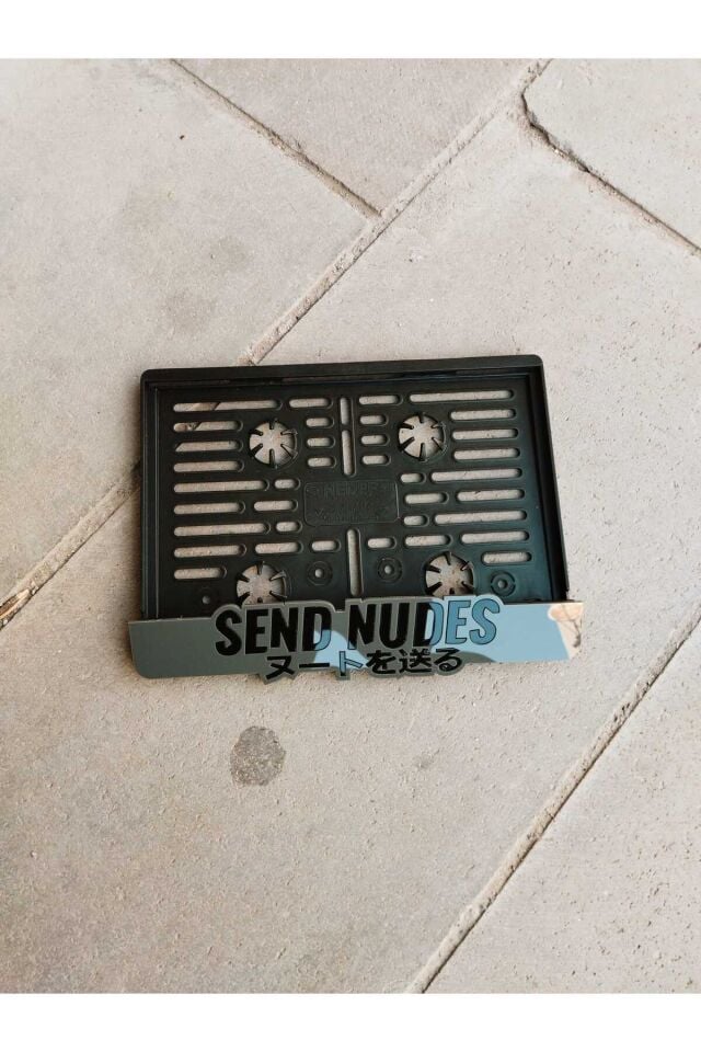 Motorsiklet Plakalık SEND NUDES Lazer Kesim Pleksi | Isimli Plakalık | Kişiye Özel Plakalık |