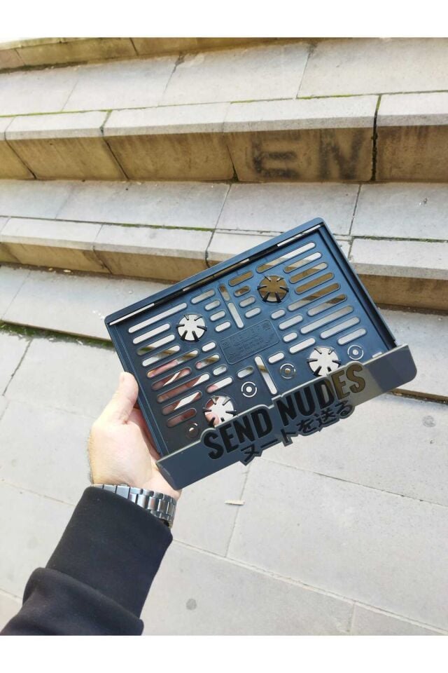 Motorsiklet Plakalık SEND NUDES Lazer Kesim Pleksi | Isimli Plakalık | Kişiye Özel Plakalık |